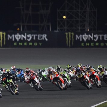 motogp-qatar-gp-2014-start-jorge-lorenzo-leads (Medium)