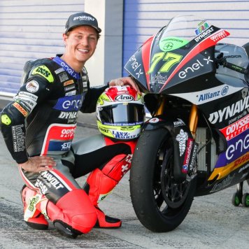 Domi-Aegerter-mit-MotoE-Bike©Domi77